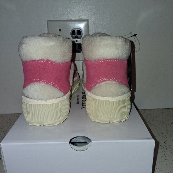 PRICE IS FIRM!!! WOMENS 7.5 - BRAND BLACK LOS ANGELES. CAPO FAUX SHEARLING SHOES - Picture 6 of 9